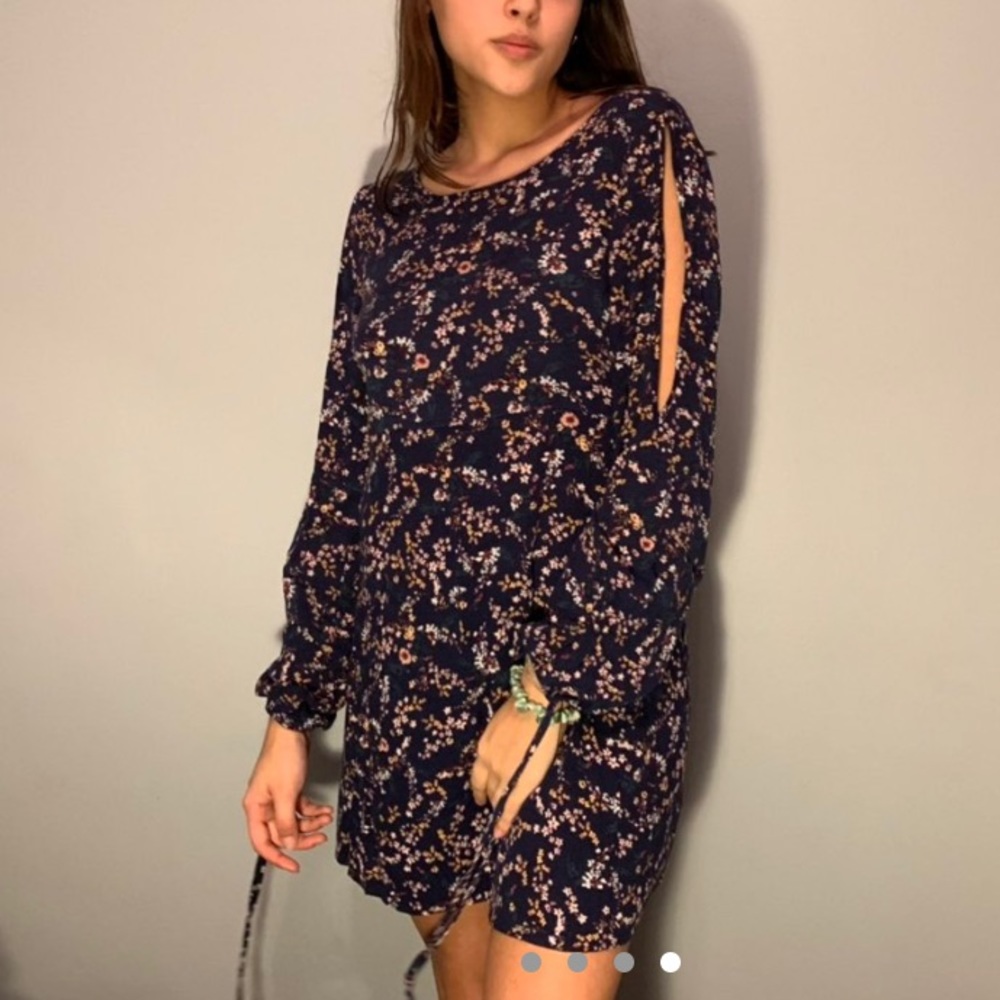 Spring dress with slotted sleeves